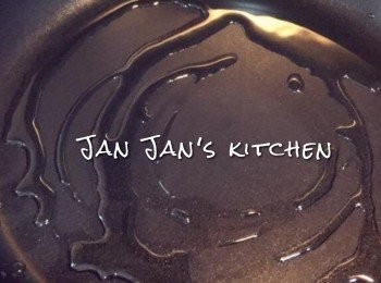 step2: 油會多少少，因為唔夠油的話，就包唔到每粒飯，會容易爛，到時就食糊仔咁啦。