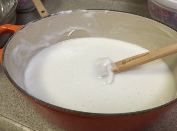 step6: 過篩後的粉漿較滑身 取出1匙粉漿加入紅色色素攪均備用