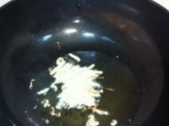 step3: 熱鍋加油，下薑絲爆香。