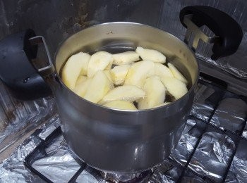 step2: 凍水齊放材料入真空煲45 分鐘，再放入真空煲外煲1小時即成。飲時才放適量鹽。