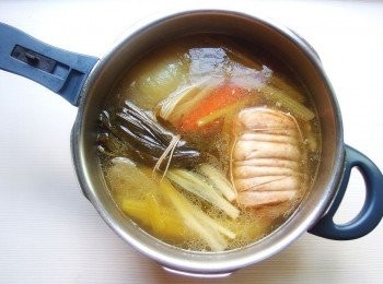 step4: 豚肉的軟硬度可由熬煮時間做些微調整，起鍋前加入海鹽做調味。