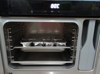 step8: 每個模匀蓋上錫紙，再用中火隔水蒸約13分鐘或至蛋熟透

(容器大小及質地會影響時間, 請自行觀察)