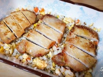再把煎好的豬排切小片舖到炒飯上 ( 不切也可以 )