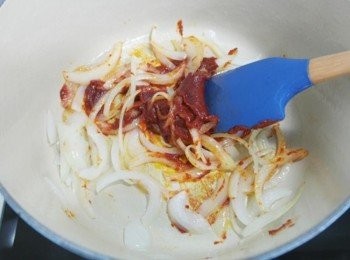 step3: 洋蔥香味出來後加入韓式辣椒醬一起拌炒!!