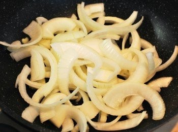 step3: 取一炒鍋加入橄欖油及洋蔥絲，小火炒10分鐘至柔軟且金黃上色
