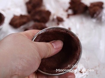 step11: 用手指推薄，切去邊位多餘的撻皮，以小义刺孔。