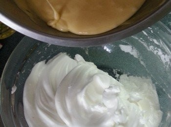 step5: 將已經拌勻的粉漿倒入其餘3份2的蛋白內,用手刮直切式拌勻