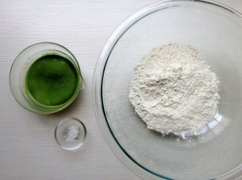 step8: [菠菜水餃皮]:<span class="group_4">菠菜汁</span>85g+中筋麵粉+鹽。先將鹽加入<span class="group_4">菠菜汁</span>裡融化。