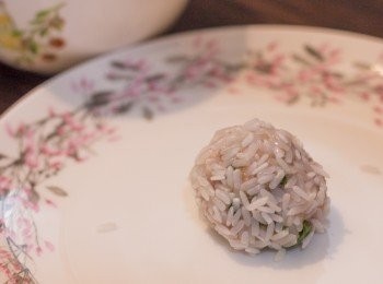 step8: 豬肉混合物分成8份，每一份搓成球狀，於表面黏上糯米，用手輕按整形
