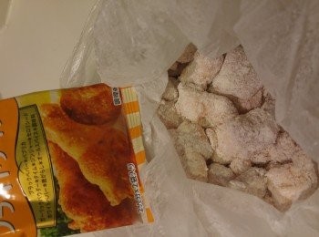 step1: 洗淨雞軟骨後用廚紙索乾雞軟骨後下<span class="group_2">醃料</span>,今次我是早上醃晚上炸比較更乾身更入味,雞軟骨需放入雪柜。用保鮮袋袋住雞軟骨放入生粉搖晃保鮮袋,確保每粒都有生粉包著,再下數字屋買回來的炸雞粉,搖晃保鮮袋後輕壓雞軟骨令粉痴實雞軟骨。(沒有炸雞粉都可以的,只要炸好後加少許鹽都一樣好味。)