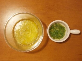 step1: 將兩顆檸檬皮刨皮、擠出半顆檸檬汁約15g!! 把無鹽奶油微波融化成液態備用~~