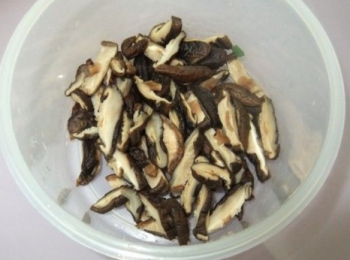 step1: 香菇泡水后，洗淨，切絲。