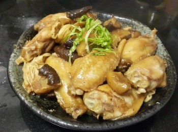 step7: 將<a href="https://bit.ly/3zHU5V3" target="_blank" data-keyword="雞翼" class="guide-link"><strong>雞翼</strong></a> <span style="display:inline-block;vertical-align:middle;margin-top:-3px;color:initial;border-radius:3px;padding:2px 3px;font-size:12px;line-height:14px;background:#87d300;color:#fff;">即買</span> 用黃酒 , 瑞士雞汁, 少少糖 , 雞粉醃 2 小時 (醃<a href="https://bit.ly/3zHU5V3" target="_blank" data-keyword="雞翼" class="guide-link"><strong>雞翼</strong></a> <span style="display:inline-block;vertical-align:middle;margin-top:-3px;color:initial;border-radius:3px;padding:2px 3px;font-size:12px;line-height:14px;background:#87d300;color:#fff;">即買</span> 的汁可在<a href="https://bit.ly/3zHU5V3" target="_blank" data-keyword="雞翼" class="guide-link"><strong>雞翼</strong></a> <span style="display:inline-block;vertical-align:middle;margin-top:-3px;color:initial;border-radius:3px;padding:2px 3px;font-size:12px;line-height:14px;background:#87d300;color:#fff;">即買</span> 回鑊時加入), 冬菇浸泡至軟身切開一半 . 
將<a href="https://bit.ly/3zHU5V3" target="_blank" data-keyword="雞翼" class="guide-link"><strong>雞翼</strong></a> <span style="display:inline-block;vertical-align:middle;margin-top:-3px;color:initial;border-radius:3px;padding:2px 3px;font-size:12px;line-height:14px;background:#87d300;color:#fff;">即買</span> 用乾蔥 , 蒜頭煎封至半熟備用 , 再用乾蔥 , 蒜頭爆香冬菇出香味