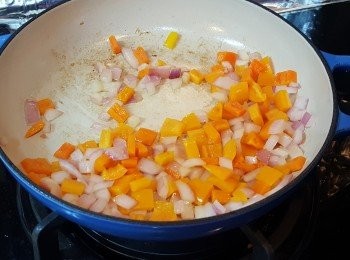 step4: 再加入三色椒炒勻。