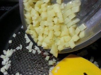step8: 加入薯仔炒勻