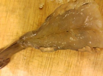 step2: 蝦去頭去蝦殼殼需保留尾部,將蝦開雙飛順便挑腸備用。因選用新鮮蝦無需加任何調味,但假如選用雪藏請加少許鹽和雞粉僻雪藏味。