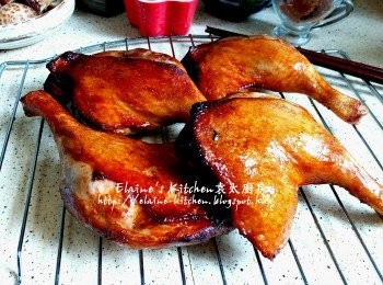 step5: 煲內加入油燒滾 , 放入鴨腿用中火炸約2分鐘至金黃色 , 盛起靜待10分鐘去油份