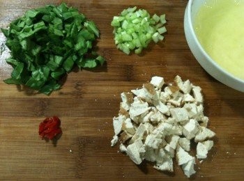 step2: 備料：將青江菜切碎（因為菜梗較耐煮，所以菜葉和菜梗要分開放 ）、油豆腐剁碎、小辣椒去蒂頭後去籽（辣椒去籽後的辣度是小辣）切碎、蛋白打散備用。