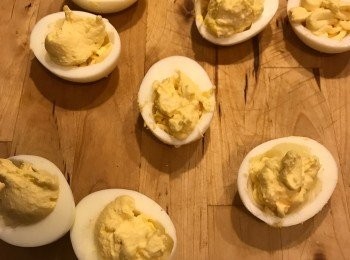 step4: 用匙羹將蛋黃醬放入雞蛋白內, 然後在上面撒上黑橄欖和葡國腸. 完成了.