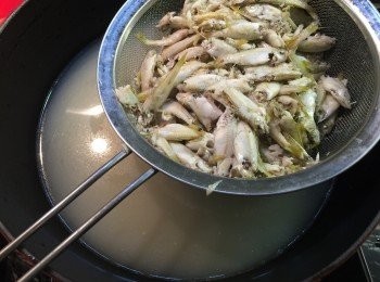 step8: 將梭羅魚用篩隔出來。