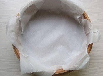 step6: 將竹蒸籠鋪好烘培紙。