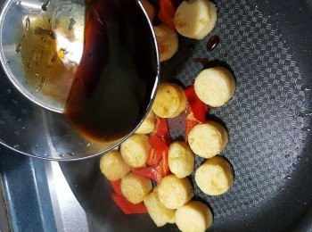 step6: 將20g紅燒汁加入100g食用凍開水拌勻,倒入豆腐中,輕手炒勻