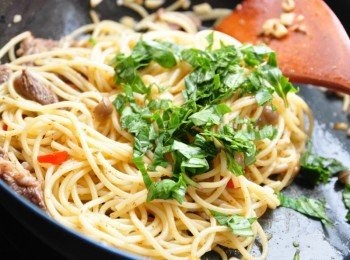 step3: 將9層塔末均勻拌炒提味，三兩下就完成了我愛的清爽辣味義麵囉!