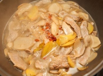 step4: 最後再放入枸杞、淋上黑麻油就完成了。