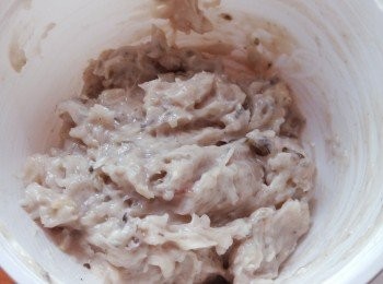 step3: 鯪魚肉用加入蝦皮,少許鹽及胡椒粉,順時針方向搞勻。