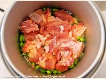 step3: 將去骨雞腿肉塊放入電鍋，並逐一平鋪在毛豆仁上。