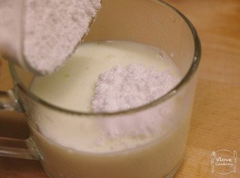 step5: 牛奶加熱至可以溶糖程度(不要大滾) , 加入糖粉拌勻*我用微波爐600w 叮15秒*