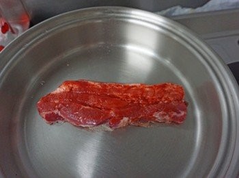 step2: 在不沾鍋上（不加油）直接放入醃好的紅糟肉，以中火煎1分鐘翻面，再煎1分鐘，轉小火煎15分鐘。