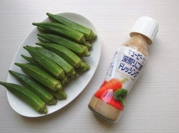 step2: 將秋葵沖洗乾淨,選擇個人喜歡的沙拉醬汁,或將白芝麻醬加入日式柴魚醬油及細砂糖及開水適量,混合成醬汁即可。