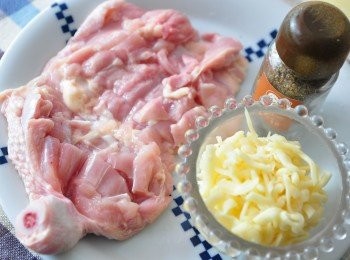 step1: 備料:去骨雞腿、義大利香料、乳酪絲