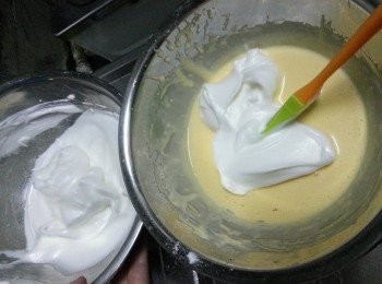 step10: 取出1/3蛋白拌入混合物中拌勻