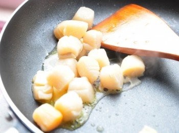 step5: 取少少奶油將干貝香煎起鍋備用(通常干貝可以泡些米酒水去腥，但這新鮮的干貝則不需囉!)