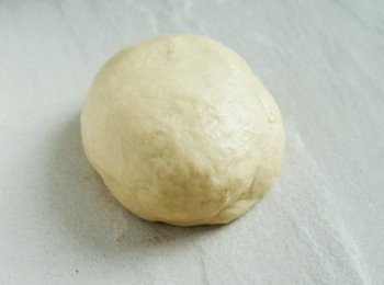 step2: 放在灑有麵粉的枱上，大力搓10分鐘，或至麵團表面平滑和有彈性。然後在大碗內塗一層油，將麵團放入碗內，用保鮮紙包好，靜置約一個小時作發酵，麵團會脹大一倍