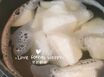 step4: 燒熱一鍋水加入大地魚粉, 下白蘿蔔煮約15分鐘