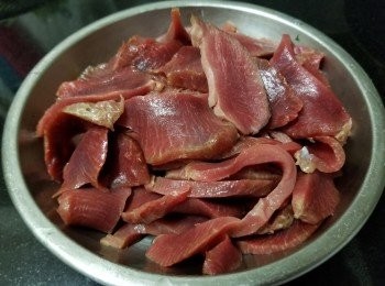 step2: 用少少糖，鹽，生抽，生粉醃入味，鴨腎外層留用煲湯