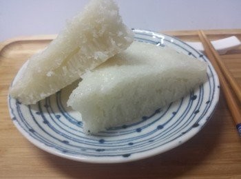 step5: 取另一個乾淨蒸盤表面擦少許油後，倒入麵糊後蒸20分鐘，放涼後切件即可。