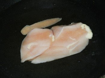 step1: <a href="https://bit.ly/3EZL8dD" target="_blank" data-keyword="雞胸" class="guide-link"><strong>雞胸</strong></a> <span style="display:inline-block;vertical-align:middle;margin-top:-3px;color:initial;border-radius:3px;padding:2px 3px;font-size:12px;line-height:14px;background:#87d300;color:#fff;">即買</span> 肉先穿燙洗淨