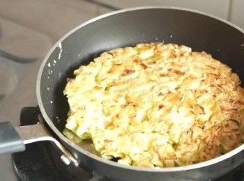 step6: 把燒餅翻面，多煎 4 分鐘。