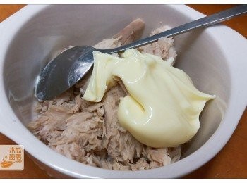 step3: 吞拿魚隔去水份後，和蛋黃醬混合
