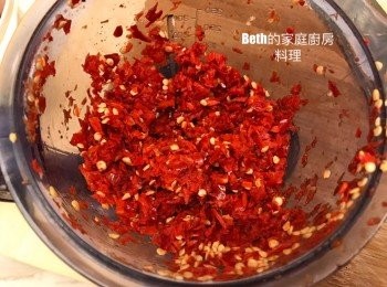 step3: 用食物調理機將薑片、蒜粒打成碎末，再放入辣椒打碎，放入保鮮盒或大碗中