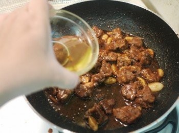 step11: 牛肉放入繼續爆炒,再依序放入醬油 米酒 蠔油 糖.再加入蒜.
     最後起鍋前淋上汁前取出的蒜油提味.