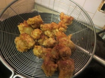 step1: 鸡块加入<span class="group_2">腌料</span>拌匀，腌15分鐘。热油用中火炸至浅黄色及熟透，捞起，滤干油。 3,转大火烧热油锅，再放鸡块炸至金黄色捞起既可。