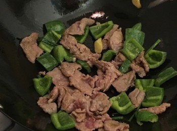 step3: 原鑊加入青椒快炒至軟身後加入牛柳快炒勻最後加入菠蘿粒快炒, 想多汁一點, 可以加入菠蘿汁1匙, 最後隨個人口味加少許鹽或糖即成