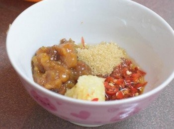 step2: 你的豆瓣醬要是顆粒的就剁碎比較好入味，依據圖裡的做，辣椒也是能吃多辣就放多少，好像我家的嗜辣魔人，這個程度我已經滿頭汗，他說還好而已（汗）