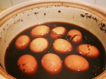 step3: 中火煮開後，再放入醬油，鹽，再次煮開，放入雞蛋，轉小火，煮一個小時。關火，蓋著蓋子浸泡一個小時，使其更加入味。