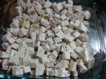 step1: 芋頭去皮洗淨切粒,大火蒸15分鐘(要戴上手套去皮,否則芋頭皮會令到皮膚敏感會痕)